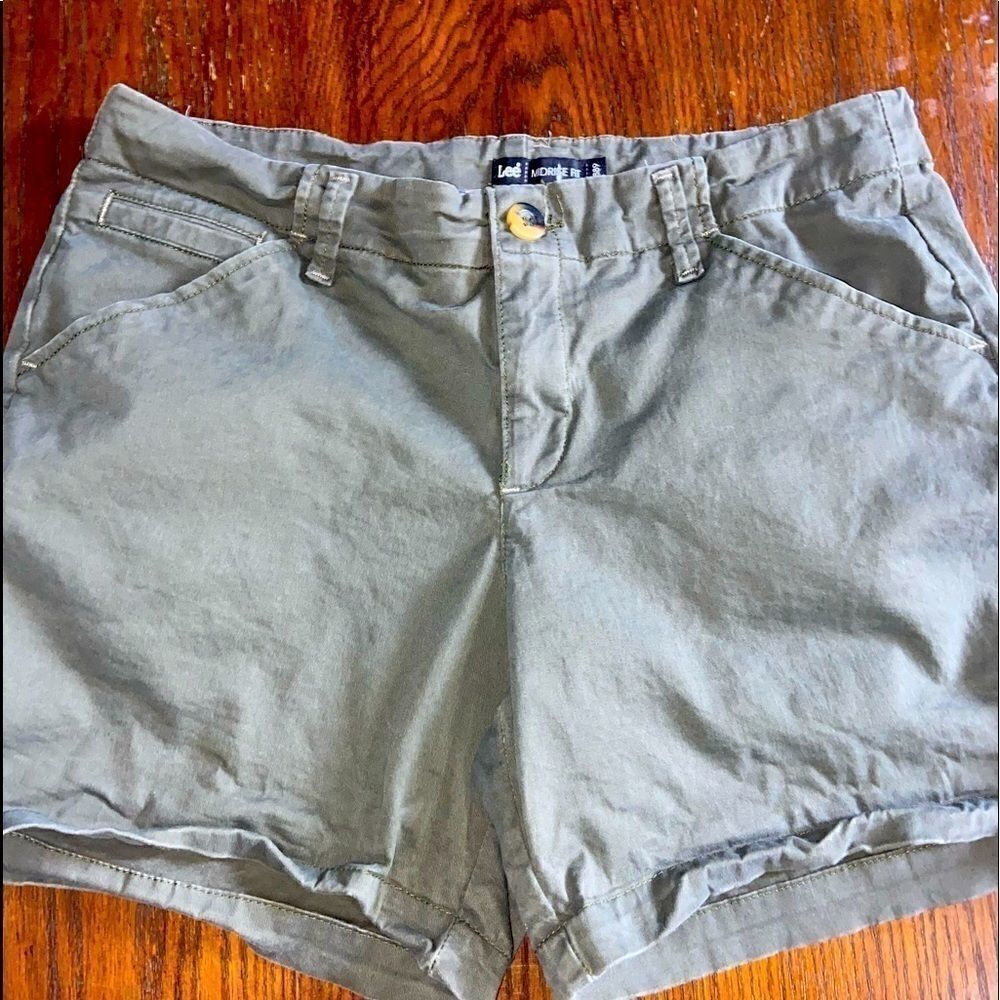Woman’s lee riders khaki shorts